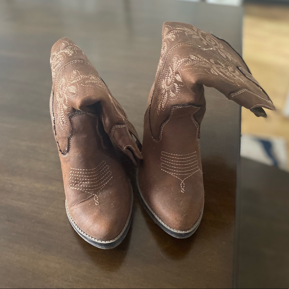 Size 6 cowgirl/cowboy boots.